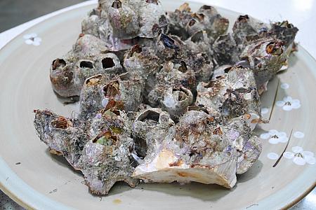 貝の一種である「烤火山」(時価)。網焼きにして殻を割り、調味料をつけずにいただきます。磯の香りが口いっぱいに広がる貴重な食材です