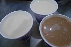 白いのはお馴染みの豆乳。茶色いのは豆乳紅茶(いずれも大･20元)