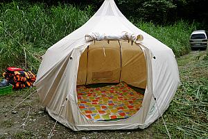 多目的に使える大型テントもあります。濡れてもいい格好に着替えた方が安心です