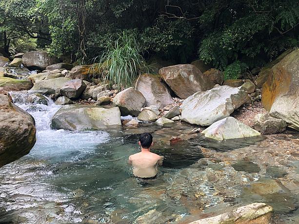 温泉でのぼせたナビ友はそのまま隣の川へダイブ。かなり高い透明度で気持ちよさそうです。