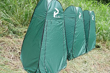 川の中なので濡れてもいい服装で。大型テントがあるので着替えも安心。トイレも簡易キットを使ってこのテントの中で