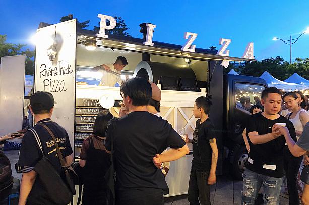 こちらはトラックに大きなピザ釜を積み込んだピザ屋さん。
