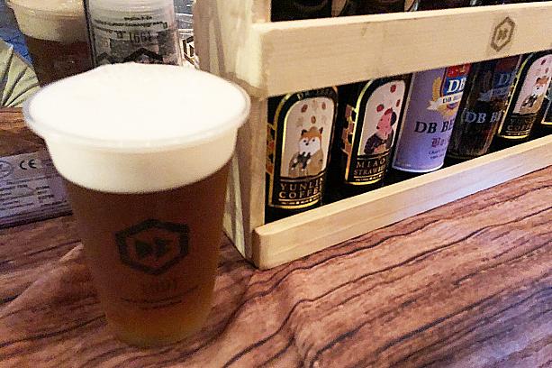 台湾クラフトビールDB BREWERYのIPAビールを一杯。苦味とコクが強くてナビ好きのビールでした。