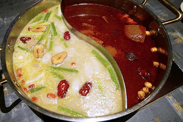 スープは一つの鍋で2種類が選べる「鴛鴦鍋」。オーナーの企鵝さんのお薦めは、激辛鍋の麻辣鍋と、豚モツと鶏肉をじっくり煮込んだエキスたっぷりの胡椒豬肚雞鍋。