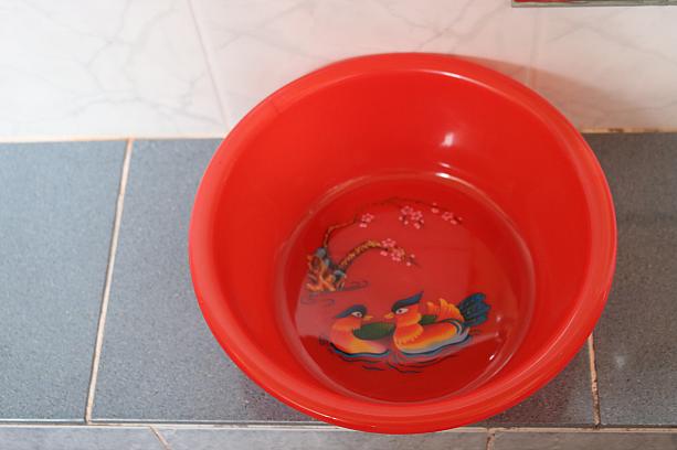 桶も台南でよく使われているつがいのオシドリの絵つき。
