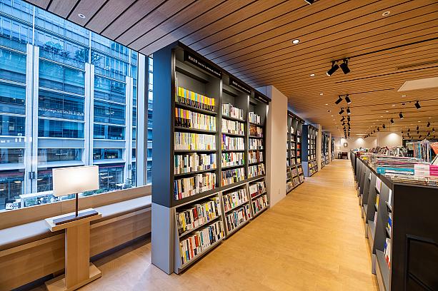30メートルの「文學長廊(文学の長廊下)」は誠品が大切に考える「読書精神」を如実に表していますよ～！