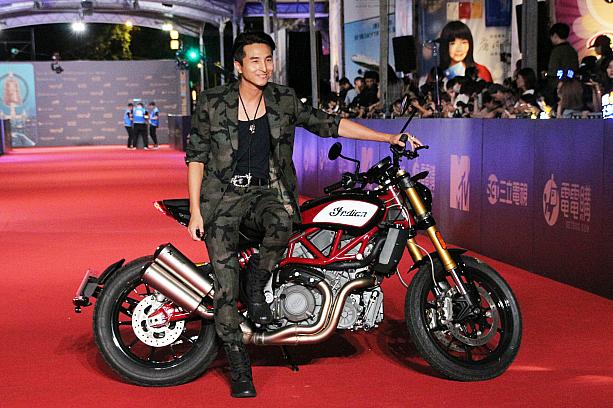 アイドルグループ「5566」の元メンバーで、俳優だけでなく司会者としても活躍している王少偉(サム・ワン)は、大型バイクを持ち込んで貫禄を見せ付けました。