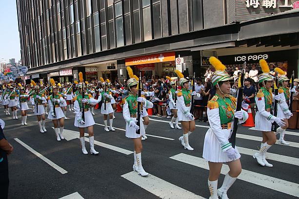 昨年に続き、パレードに加わった台北市立第一女子高級中學（北一女）と…