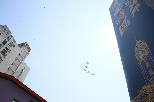 総統府前での式典といえば、戦闘機の隊列。昨年は悪天候で飛んでいませんでしたが、今年はしっかり飛んでいました。