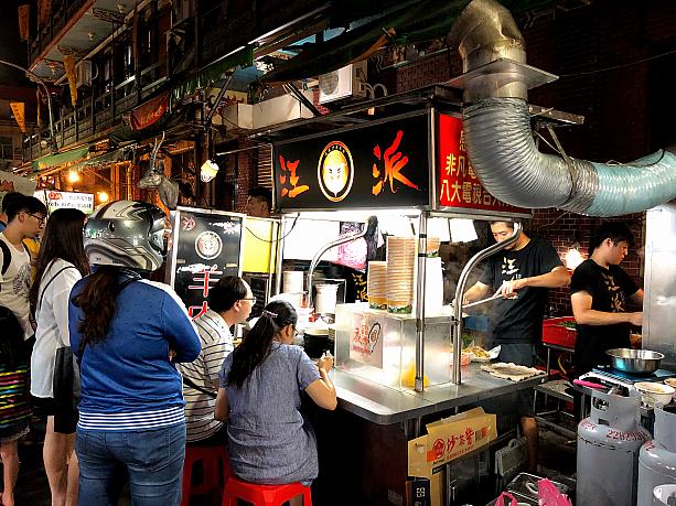 到着してすぐに見つけたのが、台湾の独特のタレで炒めた羊肉のお店。地元の人たちの長蛇の列ができていました