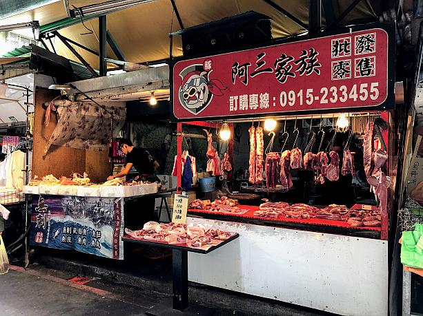 伝統市場で必ずと言っていいほど見るお肉を販売する屋台。買うのには未だ抵抗ありますが、新鮮なのはよ〜くわかります