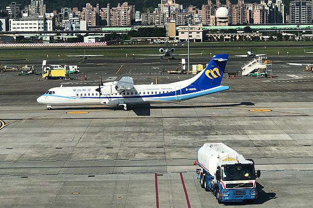 台湾国内線の主力ターボロップ機、ATR72-600型機もいました。
