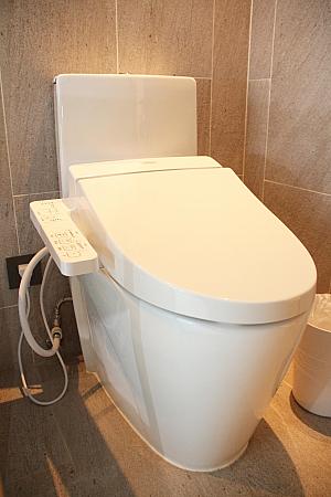 日本人にとって嬉しいバスタブがあって、トイレはウォシュレット付き。長旅の疲れをしっかりと癒せるのはポイントが高いですよね