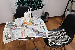 テーブルは台湾家庭の食卓を再現。新聞紙が使い捨てテーブルクロスっておうち結構多いんです。ナビ家もそうだったりして……