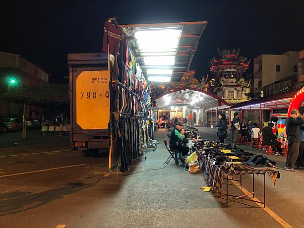 台北の夜市と違い、お店はほとんど全てが別の場所から移動してきます。こちらの洋服屋さんは大型トラックの荷台に洋服を詰め込んでやってきました。