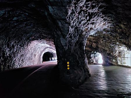 トンネルの中は神秘的な雰囲気です……