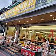 老街入り口の向かいにある「王水成」は人気レストラン。家で温めて食べられる「麻辣臭豆腐」を求めて、お客さんがひっきりなしに訪れていました。