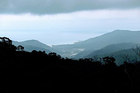 鳥居の先に見えるのは台東の東部の海。そうすべての始まりである「八瑤灣(またの名を九棚灣)」が見えるのです！しかも天気が良ければ墾丁の大尖山も見えます