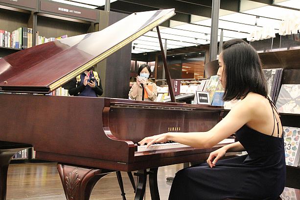 アートのコーナーではヤマハとのコラボレーションでピアノを設置。ここでも随時アーティストを招いて演奏会を開き、芸術ムードを盛り上げます。