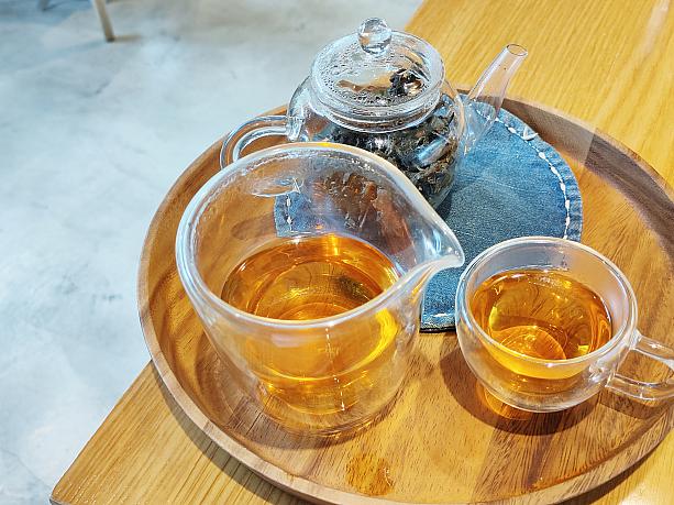 この日は芳醇さが魅力の碳焙鐵觀音茶を合わせてみました。ちなみに温かい台湾茶はティーポットでサーブしてくれ、お湯のおかわりも可能ですよ～