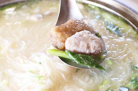 タロイモとビーフン、つみれなどが入ったスープ、芋頭米粉はそれぞれの食材から出たダシが効いていてGood