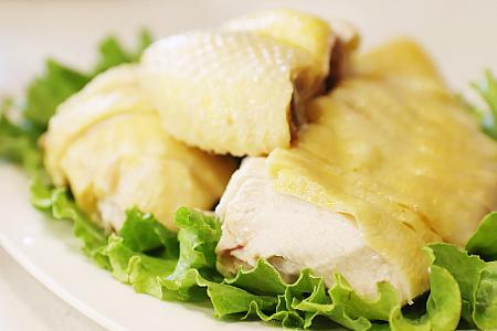客家料理を代表する白斬雞は地元産の放牧地鶏使用した蒸し鶏。弾力のある肉質がよし！