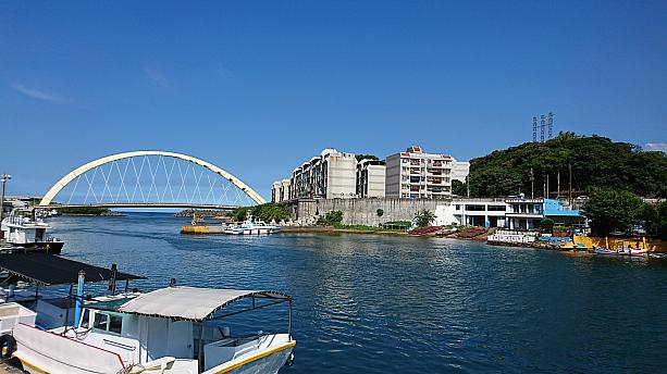 正濱漁港と和平橋をはさんだ向こう側は八尺門漁港。アーチ型の社寮橋の向こうには太平洋が広がります。
