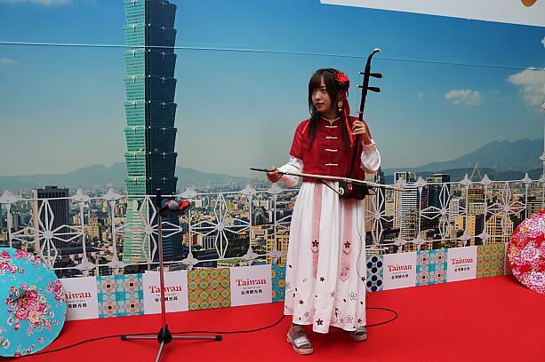 二胡奏者KIRiKoさんのミニライブもありました。ジェイ・チョウの曲や、台湾観光局のテーマ曲「HEARTS OF ASIA」 などを演奏。とても素敵な音色で、癒されました。