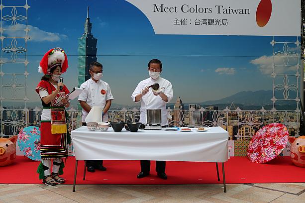 台北駐日経済文化代表処駐日代表、謝大使が駆けつけ、華麗な手さばきで台湾名物である担仔麺の湯切りや調理を披露。