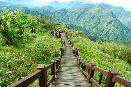 1.1㎞ほどの整備された隙頂二延平歩道はおよそ1時間の登山コース。途中茶畑や竹林を臨むことも。美景をカメラに収めよう！