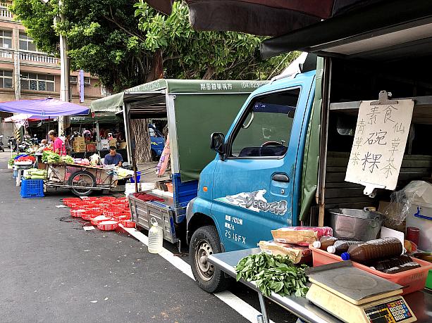 公園の脇にもトラック屋台などたくさんのお店がありました。やはりディープな台湾を知るには伝統市場へGOですね