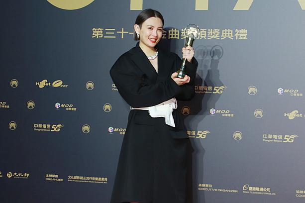 授賞式の司会を務めていた「魏如萱(Waa Wei)」が中国語女性歌手賞を受賞！「ママ、受賞したよ～！」と息子さんへのメッセージは笑顔満開！