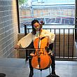 開幕記念イベントでは、「辛殿」の広報も担当する音楽プロデューサーの洪薇婷さんが登場！お得意のチェロを生演奏で披露！才色兼備な洪さんにうっとり～。