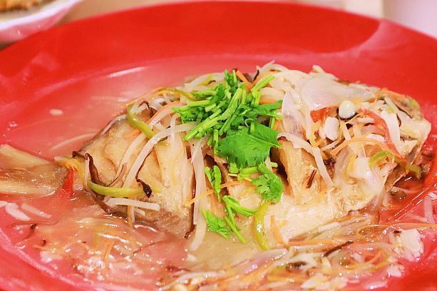 「五柳枝」とは伝統的な台湾料理で、料理名の「五柳枝鮮魚」は魚のあんかけという意味です。今回は高級魚である鲳鱼(マナガツオ)が使われていました。サックリと揚げられたマナガツオに甘酸っぱいあんがよく合っています！