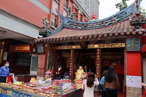 台北一の恋愛スポット「台北霞海城隍廟」にはお供え物が相変わらず多く並んでいましたよ～！