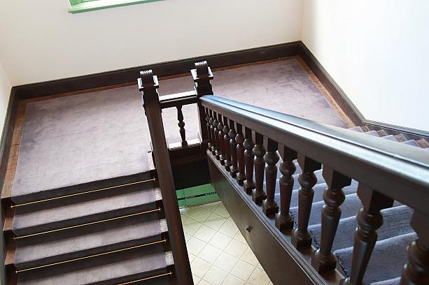この階段、100年前に作られたものが大切に残されています。絨毯で隠れていますが、阿里山のヒノキで作られたものですよ～。手すりはケヤキが使われているそう。