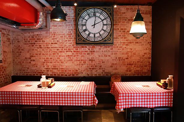 赤と白のギンガムチェックのテーブルクロスも日本の洋食屋さんっぽくてよいのです♡