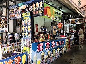 狭い通路にごちゃごちゃとお店がある、台湾らしいイイ雰囲気