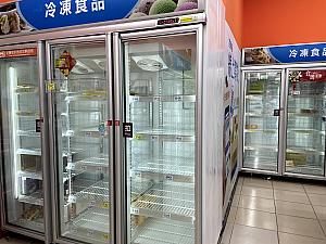 目的のスーパーへ買い出し。朝早すぎたかなぁ……、インスタントラーメンの棚、冷凍食品、お肉の棚は、ほぼ空っぽ！店員さんも「いつ入荷されるかは未定なんです」と言っていました。「新型コロナウイルス警戒レベル3」は6月14日まで延長されます。ナビもしっかりステイホームして、台湾を守りたいです！