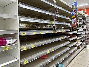 目的のスーパーへ買い出し。朝早すぎたかなぁ……、インスタントラーメンの棚、冷凍食品、お肉の棚は、ほぼ空っぽ！店員さんも「いつ入荷されるかは未定なんです」と言っていました。「新型コロナウイルス警戒レベル3」は6月14日まで延長されます。ナビもしっかりステイホームして、台湾を守りたいです！