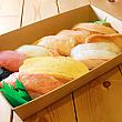 「大人氣餐盒」はくら寿司の人気お寿司が9個入っていますよ～！エビとマグロが「超值競選餐盒」よりも上質になっている気がしましたよ～！