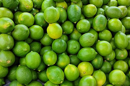台湾の「檸檬(レモン)」は緑色！「木瓜(パパイヤ」」は緑色の状態でも売られています！