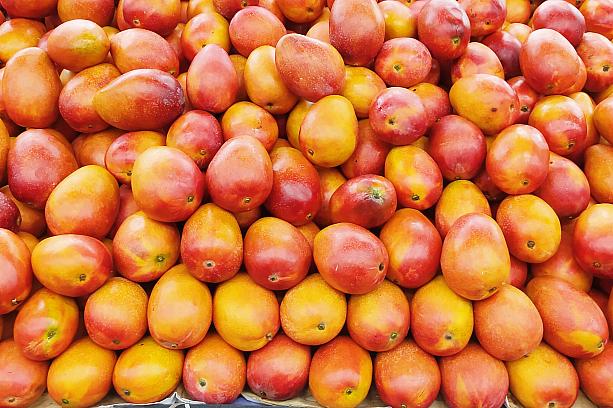 この日ナビはライチとマンゴーを買い込みニンマリ～♡やっぱり台湾のフルーツって最高においしいです！