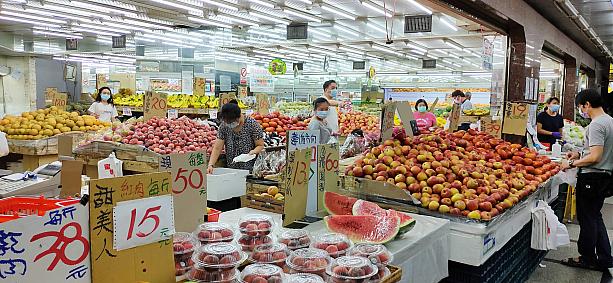 台湾の果物屋さんは夜遅くまで営業しているところも多いのですが、24時間営業というお店もあります。人が多い時間を避けようと21:00前に訪れたのですが、お客さんが結構いました！