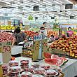 台湾の果物屋さんは夜遅くまで営業しているところも多いのですが、24時間営業というお店もあります。人が多い時間を避けようと21:00前に訪れたのですが、お客さんが結構いました！