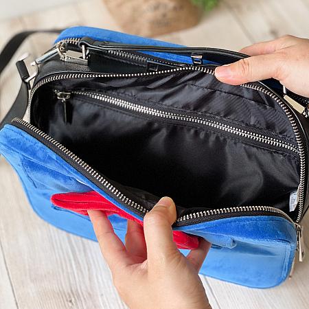 肩にかけたり、手に持ったりできるバッグ。バッグの中身は2層になっている上に内ポケットまでついていて、使い勝手が良さそうです。