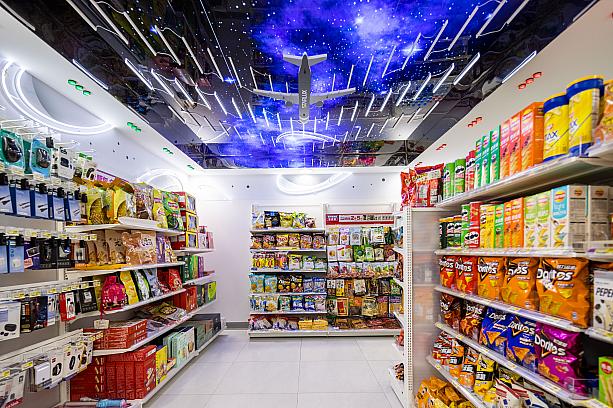 「スターラックス航空」自ら店舗デザインを手がけ、「航空と宇宙」をテーマにしています