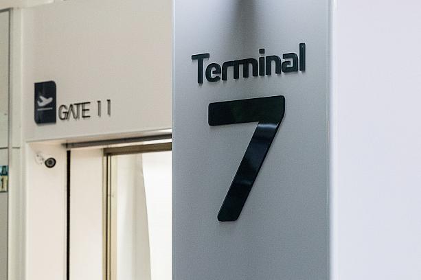 しかもね、柱には第7ターミナル、ドアの上には第11ゲートと書かれています。入店しただけで、飛行機搭乗気分が味わえちゃうんです