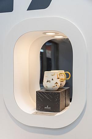 機内の窓を模したところには、スターラックス航空就航記念のコップやビジネスクラスの旅客に配られるイヤホンやアイマスクなどの標品が飾られています