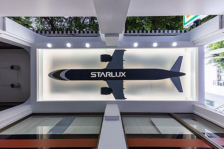 入店前に騎樓の天井も見てみてください。「スターラックス航空」の機体の型がど～んと飾られていますよ！